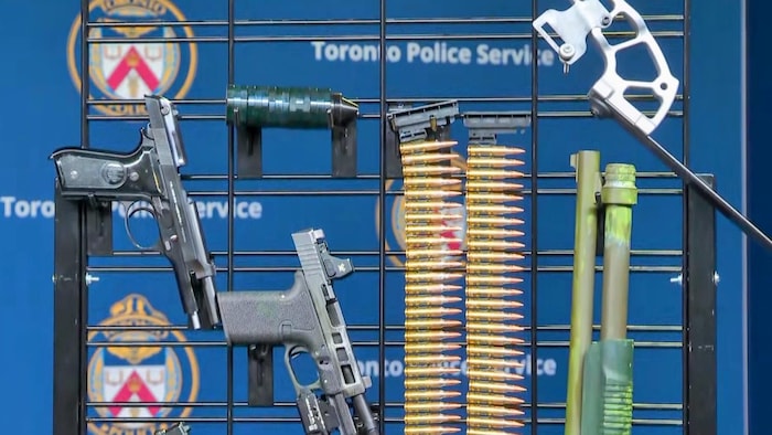 Des armes à feu.