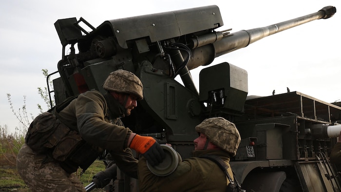 Des artilleurs des forces armées ukrainiennes tirent sur une position russe.