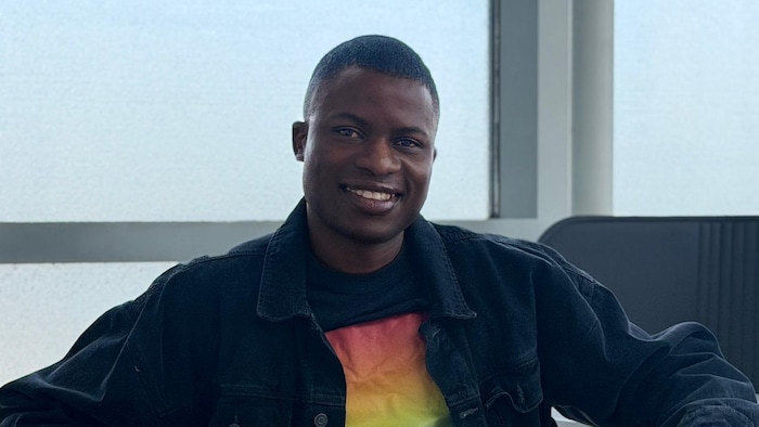 Anold Mulaisho assis dans un fauteuil.