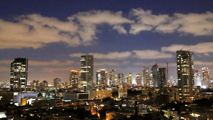 لقطة مسائية لمدينة تل أبيب الساحلية التي تشكل مع ضواحيها أكبر منطقة حضرية في دولة إسرائيل.