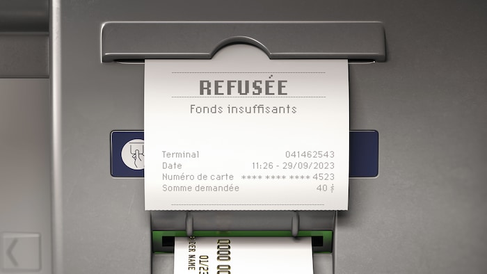 Un guichet automatique bancaire qui refuse le retrait d'argent.