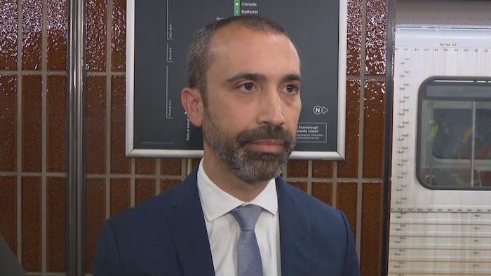 Arnaud Besse accorde une entrevue dans une station de métro.