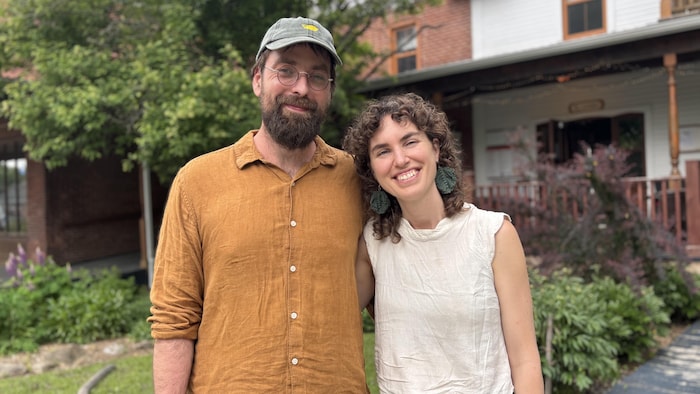 Le couple pose devant un restaurant du village.