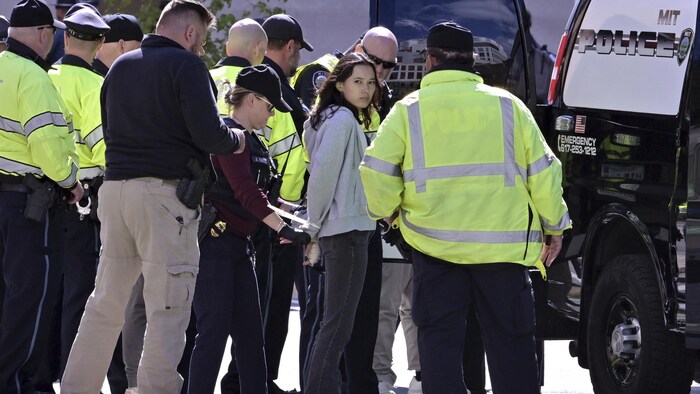Une jeune femme est menottée lors de son arrestation.