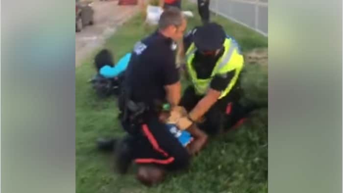 Une capture d'écran de la vidéo montre le genou du policier sur le cou de Jean-Claude Rukundo.