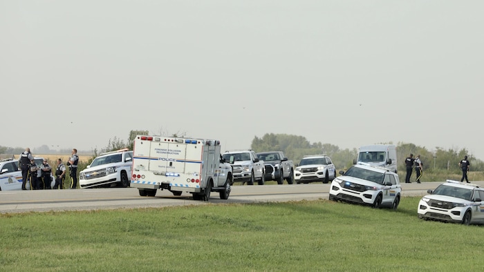 سيارات للشرطة الملكية الكندية في مكان توقيف مايلز أندرسون قرب بلدة روسذرن في مقاطعة ساسكاتشِوان في 7 أيلول (سبتمبر) 2022.
