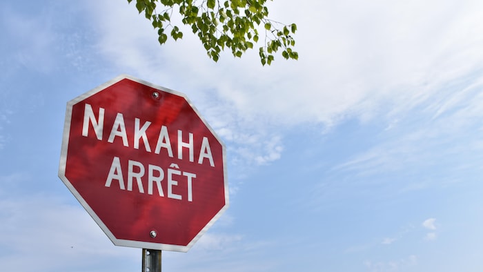 Un panneau d'arrêt.