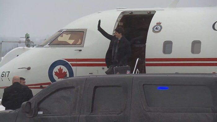 Justin Trudeau à son arrivée à Sherbrooke saluant les gens présents à l'aéroport de Sherbrooke. 