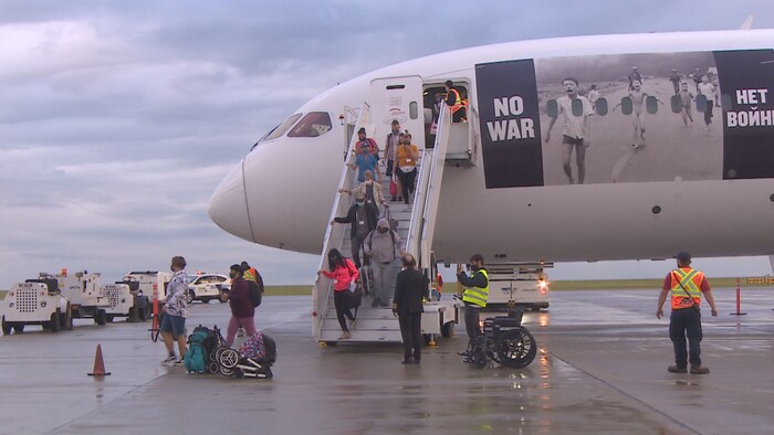 Un avion transportant près de 230 réfugiés ukrainiens atterrit à l'aéroport de Regina, en Saskatchewan, le 4 juillet 2022.