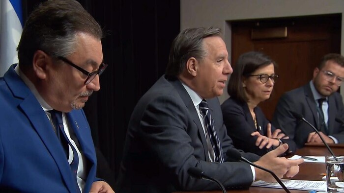 Horacio Arruda, François Legault et Danielle McCann en conférence de presse.
