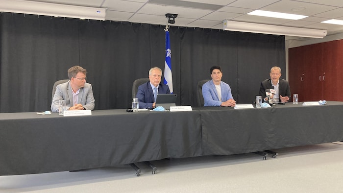 Les quatre spécialistes en conférence de presse.