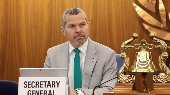 Arsenio Dominguez est assis.