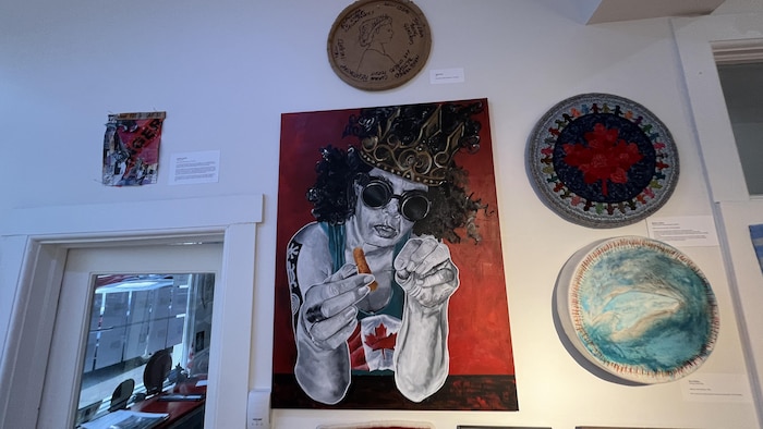 Quelques oeuvres sur un mur de galerie d'art à Lunenburg.