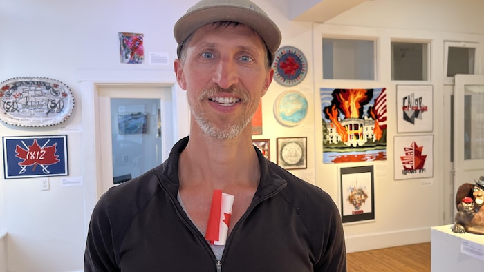 Tony Canty debout dans la galerie de l'École d'art de Lunenburg.