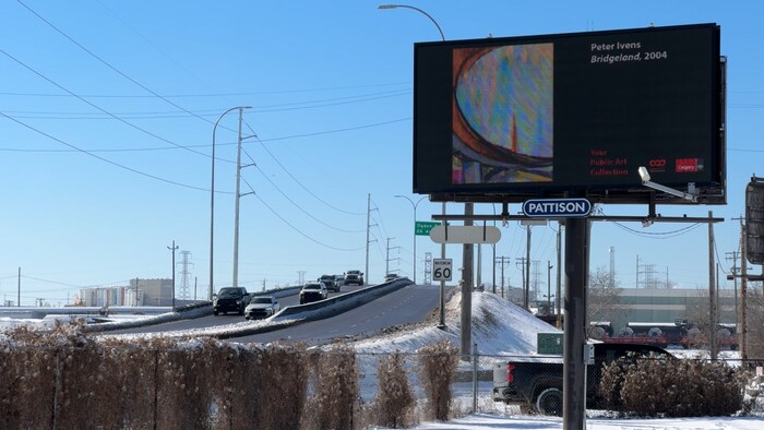 Un panneau publicitaire à côté d'une route affiche une œuvre d'art de la collection de Calgary.
