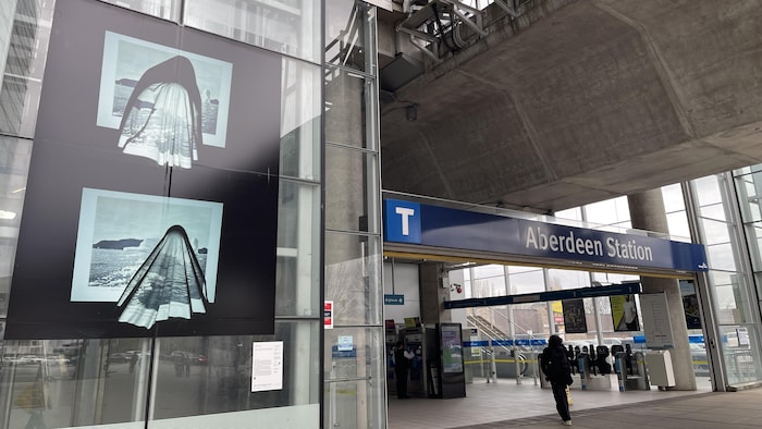 Deux photographies sont exposées sur le mur de l'entrée de la station de Skytrain Aberdeen.
