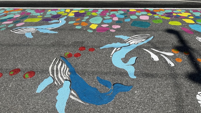 Des baleines dessinées sur l'asphalte.