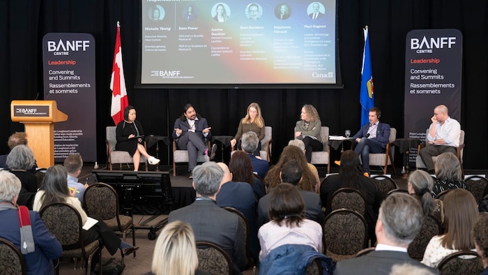 Plusieurs personnes, dont Stéphanie Hénault, participent à une table ronde lors du Sommet sur l'IA dans les arts, à Banff, en mars 2026.