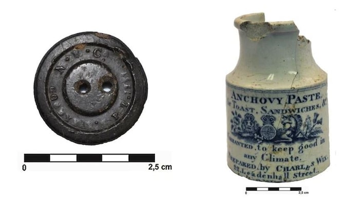 Montage photo d'un bouton noir et d'un pot en terre cuite avec des inscriptions écrites à l'encre de Chine.