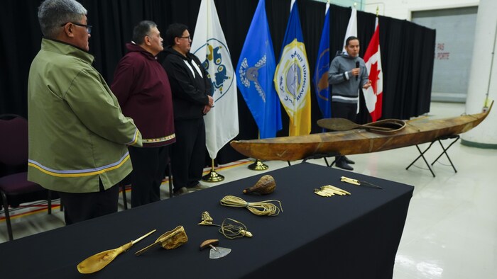 Objets Inuits Un kayak inuvialuit et d’autres objets dévoilés au Musée de l’histoire ...
