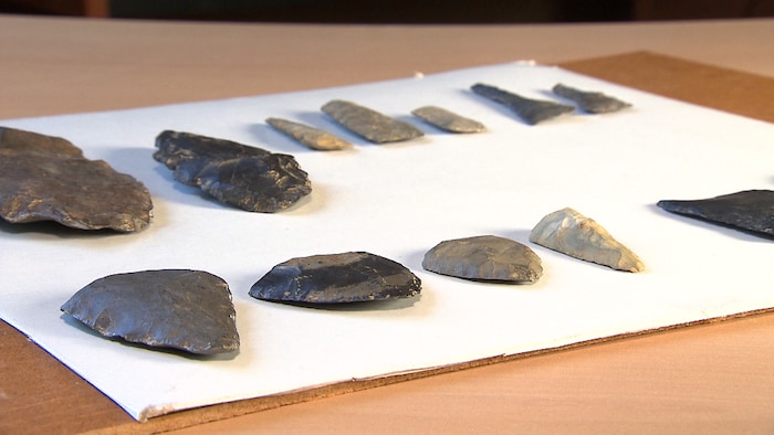 Des objets en pierre taillés par des amérindiens il y a 9000 ans.