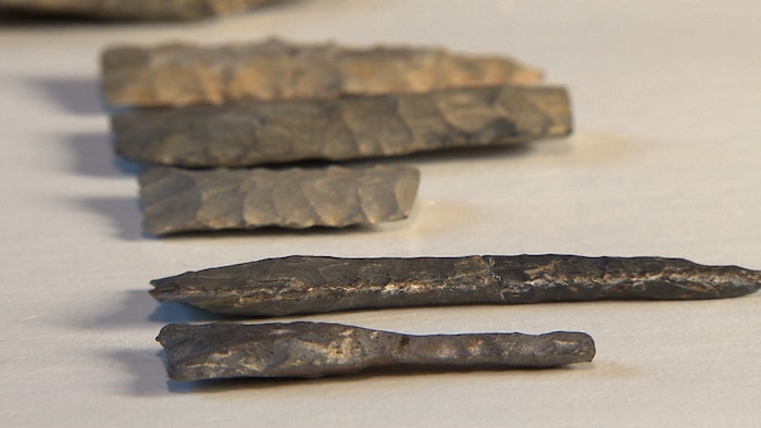 Des objets en pierre taillés par des Amérindiens il y a 9000 ans.