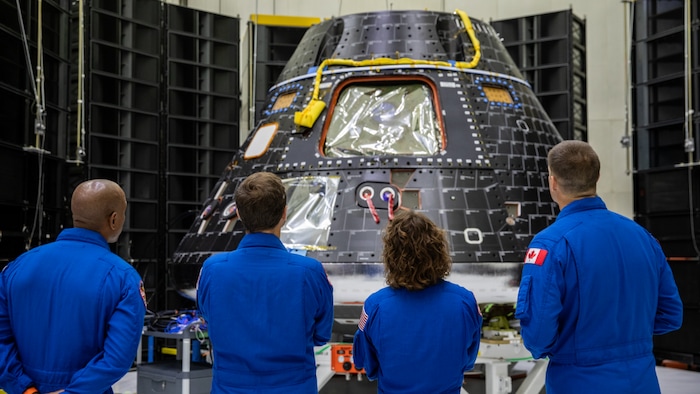 L'équipage d'Artemis II devant la capsule Orion.