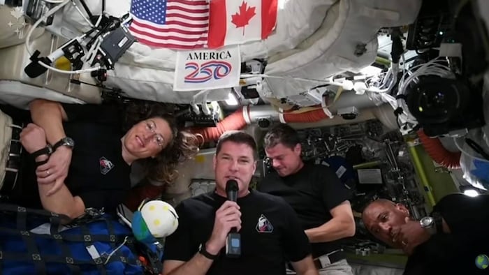 Quatre astronautes dans la capsule répondent à des questions venues de la Terre.