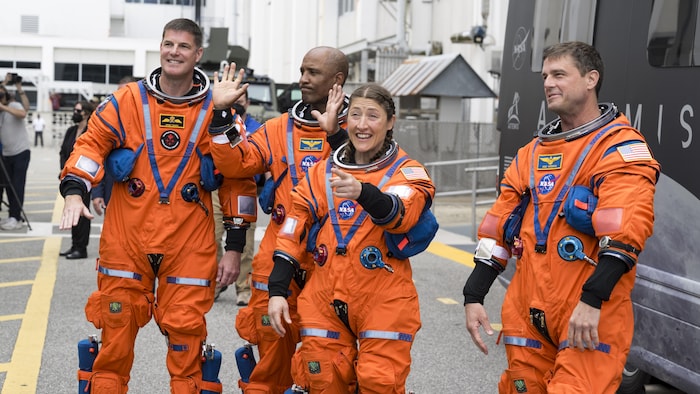 Jeremy Hansen (à gauche) et ses coéquipiers saluent leurs familles avant le lancement de leur mission.