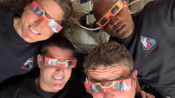 Comme c’est le cas sur Terre pour observer les éclipses du Soleil, les astronautes ont porté des lunettes de protection.