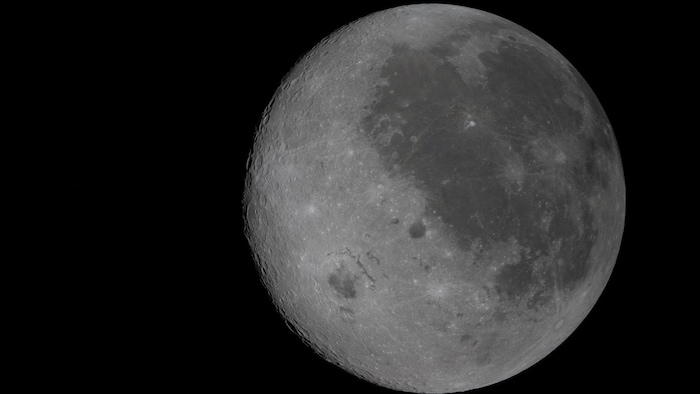 Image de la Lune comportant quelques taches.