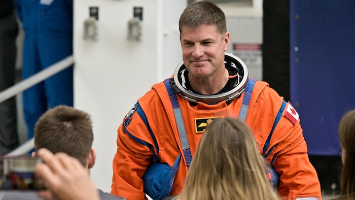 L'astronaute canadien Jeremy Hansen quelques instants avant de prendre place dans la moonvan qui transporte l'équipage vers le pas de tir.