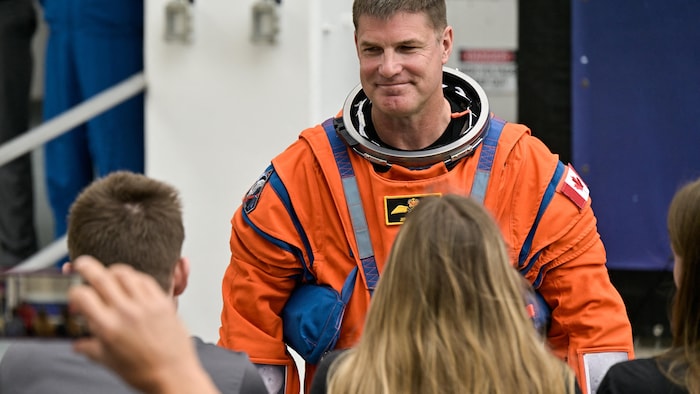 L'astronaute canadien Jeremy Hansen quelques instants avant de prendre place dans la moonvan qui transporte l'équipage vers le pas de tir.