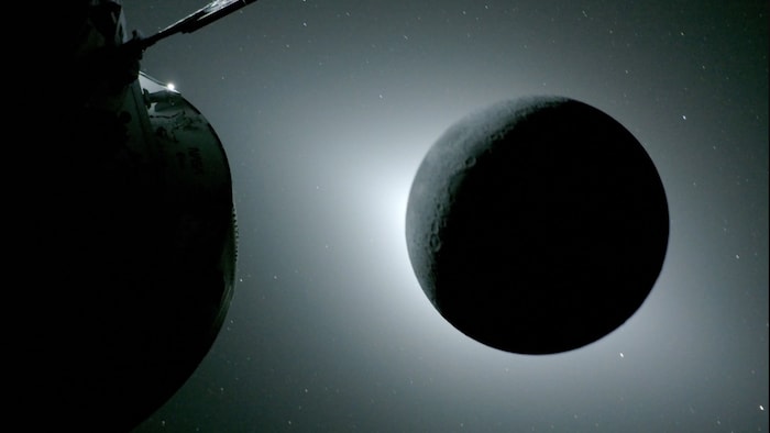 La Lune est photographiée lors d'une éclipse solaire le 6 avril 2026.