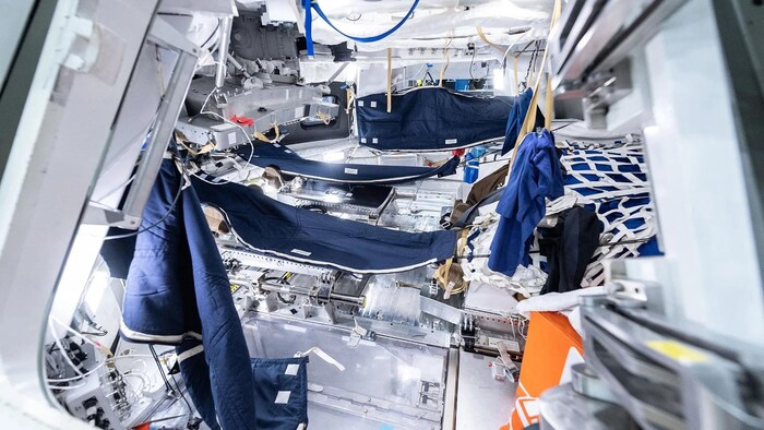 À bord d'Orion, les astronautes dorment dans des sacs de couchage accrochés aux parois du vaisseau spatial.