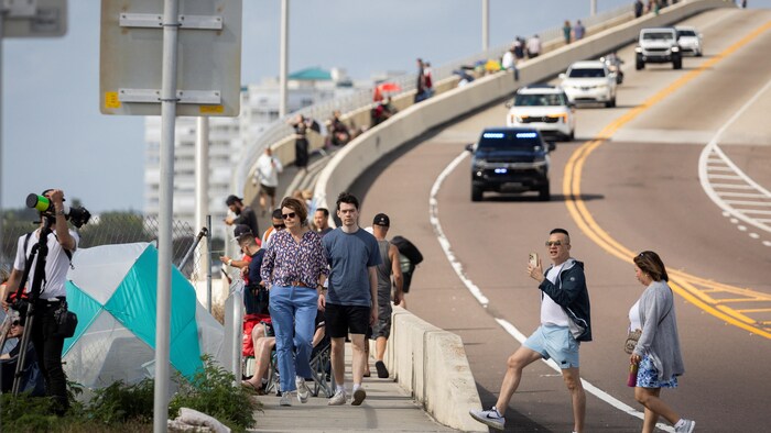 À Titusville, près du Centre spatial Kennedy, le public commence à se rassembler en vue du lancement.