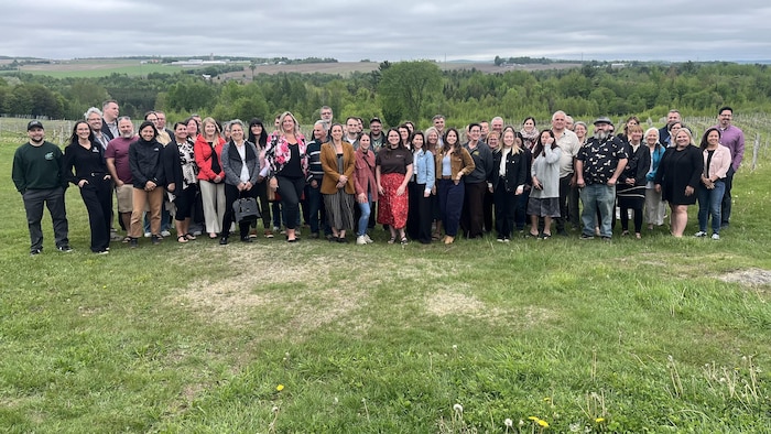 Un groupe d'individus rassemblé au vignoble Les Côtes du Gavet.
