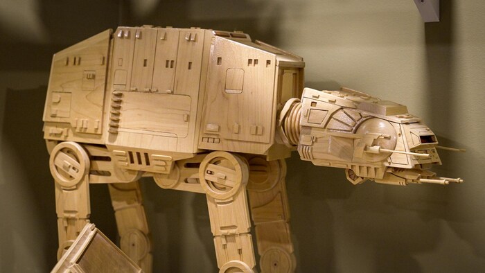 Voici le transport blindé tout-terrain de Star Wars ou le AT-AT Walker, dans sa version originale anglaise. Toujours en petit format et fabriqué entièrement en bois. 