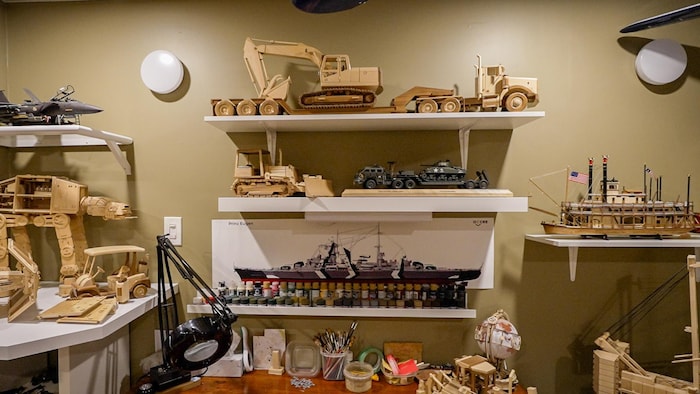 Une pièce montrant quelques reproductions en bois, notamment un bateau à vapeur et un camion. 