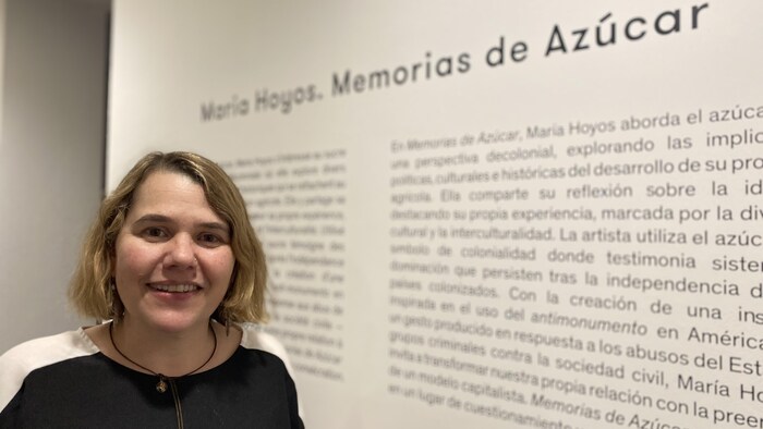 María Hoyos à l'entrée de son exposition Memorias de Azúcar à la Galerie de l'Université du Québec à Montréal.