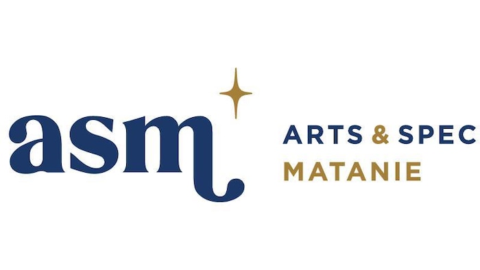 Logo sur lequel est inscrit les lettres A, S et M, ainsi que Arts et spectacles Matanie, avec une étoile au milieu. 