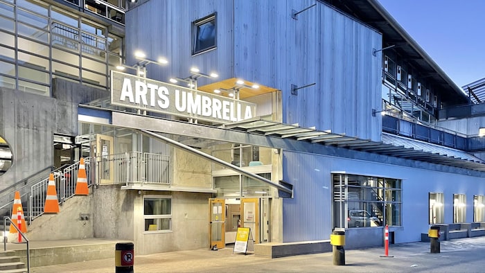 Un bâtiment à l'allure industrielle sur lequel est inscrit Arts Umbrella.