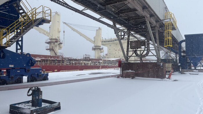 Des installations portuaires et industrielles en hiver.