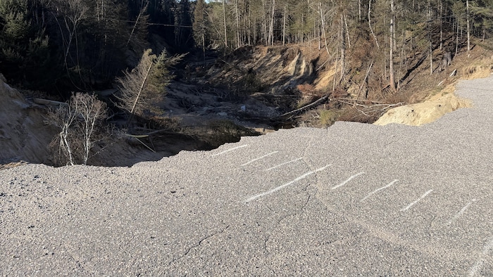 Des lignes ont été tracées au sol près du bord d'un gouffre.