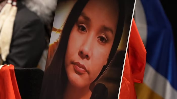 Le portrait d'une femme sur une pancarte.