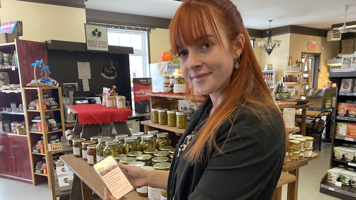 Ashley Dobb montre son cellulaire avec le lien de la pétition. 