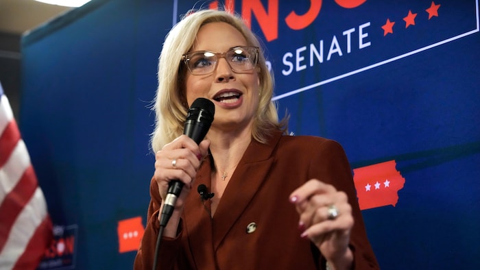 Ashley Hinson parle au micro lors d'un événement partisan à Ankeny, en Iowa, le 15 octobre 2026.