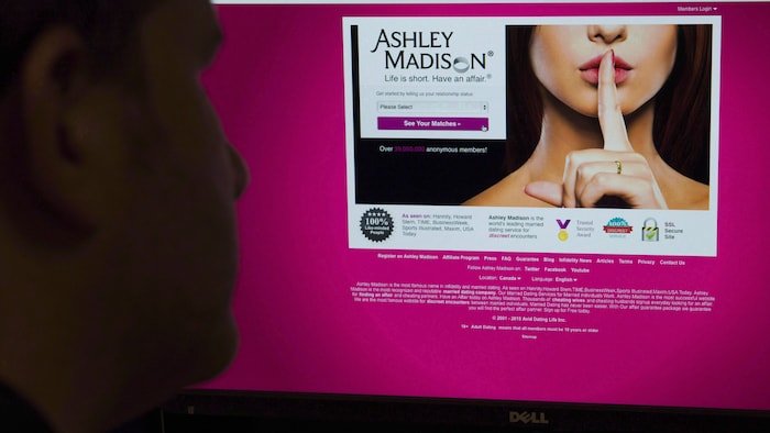 Un homme regarde le site de rencontres  Ashley Madison.