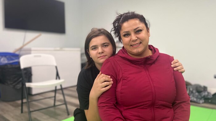 Une mère et son fils.