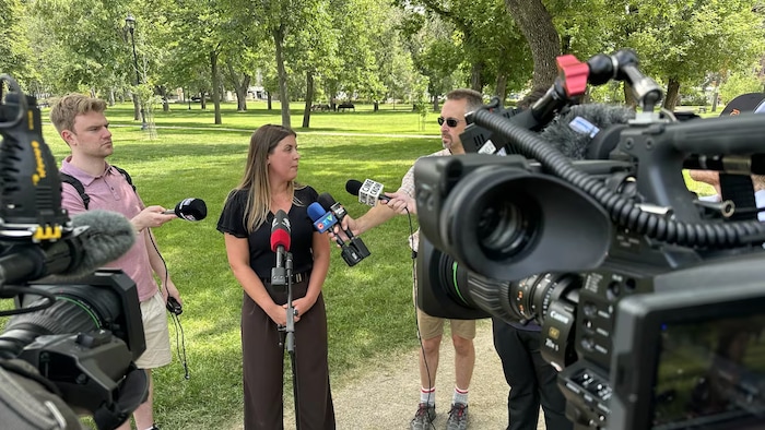 La gestionnaire des parcs et des services techniques de Regina, Ashley Thompson, a tenu une conférence de presse au sujet de l'explosion du nombre de moustiques dans la ville.